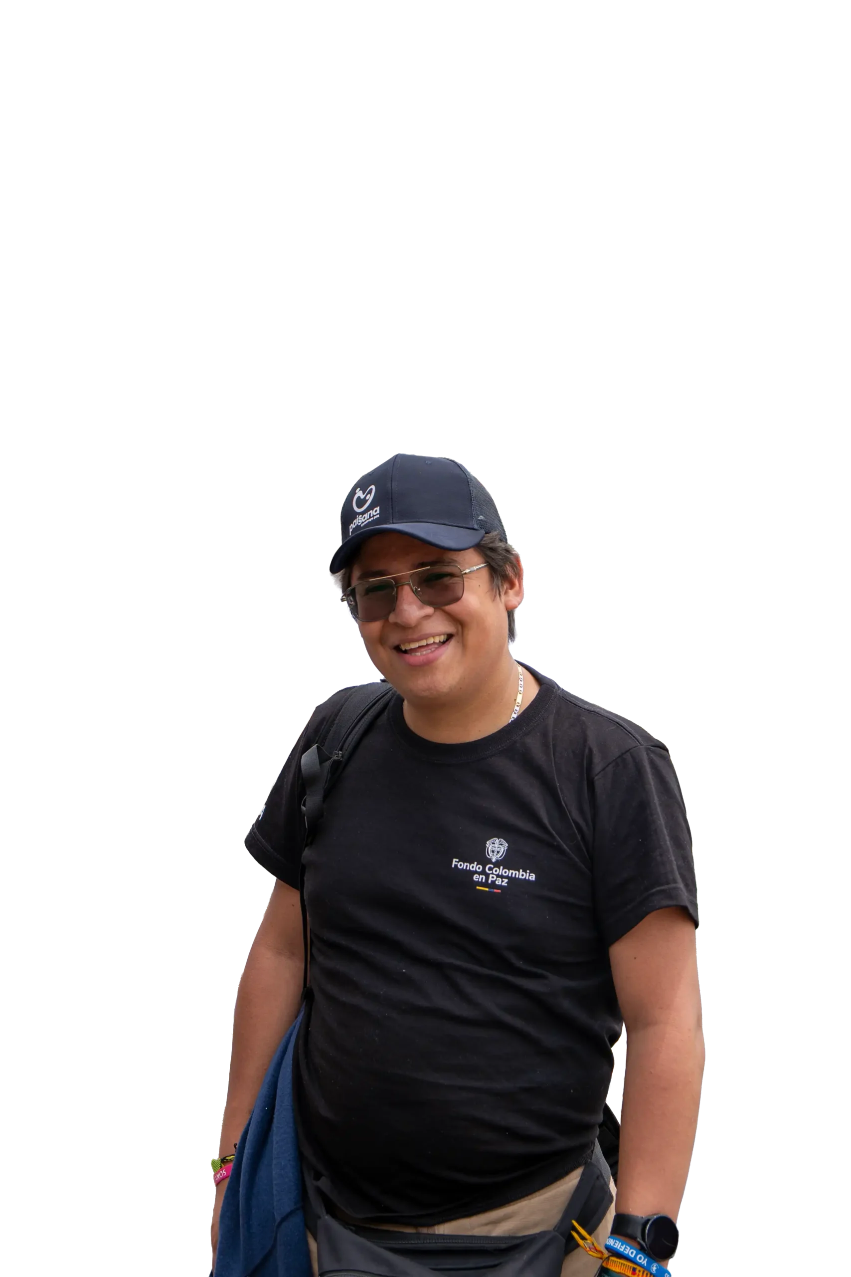 Fotografías de Fernando López con camisa del Fondo Colombia en Paz, sonriendo.